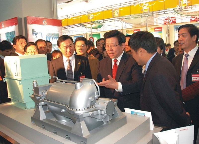 2006时任陕西省长陈德铭来beats365·(中国区)唯一官方网站展区参观