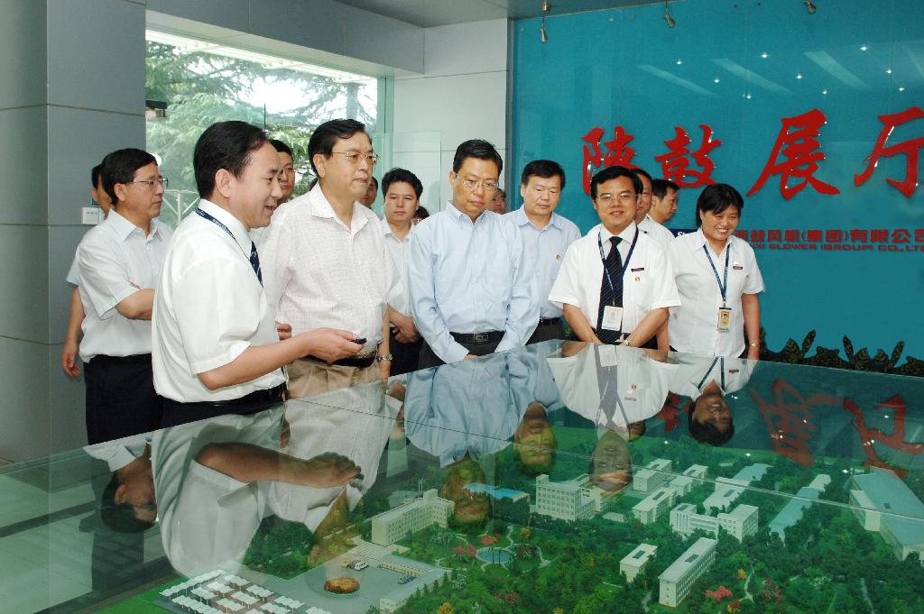 2009年省委书记赵乐际陪同国务院副总理张德江来beats365·(中国区)唯一官方网站视察工作