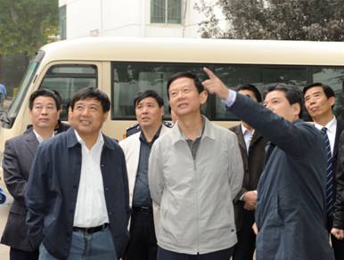 2011年集团公司董事长印建安陪同市委常委、市政法委书记丁健到beats365·(中国区)唯一官方网站社区视察各项工作